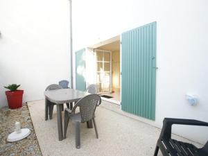 Appartement Intramuros avec Cour à Saint-Martin-de-Ré - FR-1-835-14