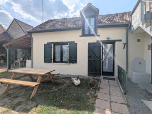 Séjour champêtre avec piscine partagée à Chabris - FR-1-591-739