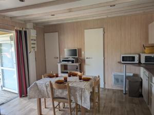 Chalets Mobil-home moderne dans la nature d-Auvergne - FR-1-814-134 : photos des chambres