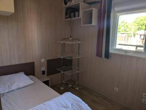 Chalets Mobil-home moderne dans la nature d-Auvergne - FR-1-814-134 : photos des chambres