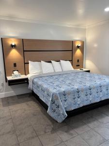 Deluxe King Room room in Crystal Sands Motel