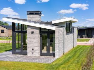 Holiday home near Oud Ade near river