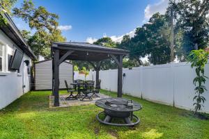Hot Tub and Fenced Yard Tranquil Home in Valrico!