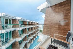 C198 Oceanview Stay Gym, Pool & Walk to Beach