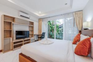 C199 Condo 1BR Walk to Lake, Beach, Bars & Market