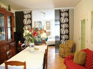 Apartment in quiet and green environment with swimming pool