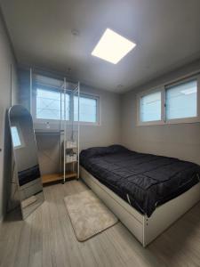 Yeongdeungpo-gu Office Station Line 2 and Line 5 5 minutes away two-bedroom