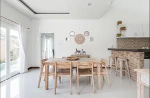 Central Seminyak Private 3 Bedroom Villa Roshi