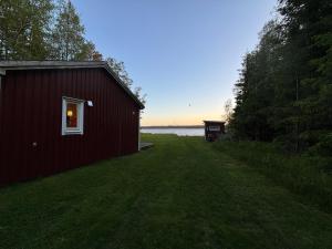 Stuga med egen strand