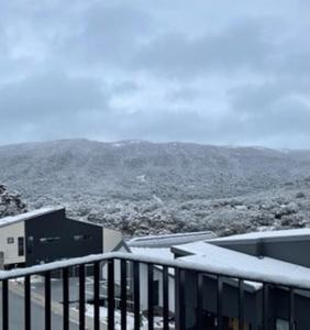 PISTE LUXURY CHALET - THE PETITE - Oaks Lake Crackenback Resort