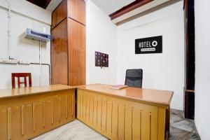 Super Hotel O Pathanamthitta Near Mahatma Gandhi Statue