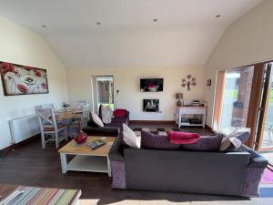 Poppy Lodge-Tranquil-Fishing-Hot Tub-7m to Beach