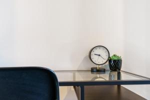 Luxury Living and Pool Views in the Heart of Woden - Hosted by Canstay