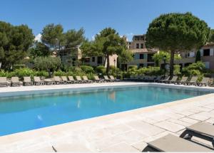 Appartements Hotel du Golf de Pont Royal - appartement paisible rez de jardin - terrasse & piscine : photos des chambres