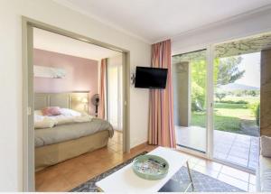 Appartements Hotel du Golf de Pont Royal - appartement paisible rez de jardin - terrasse & piscine : photos des chambres
