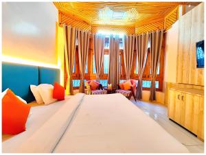 NAINITAL HOTEL A LUXURIOUS RESORTS PRANAV! INN - Free Parking & Wi-fi - Restaurant & Room Service - Spacious & Comfortable Rooms With Hill View Available -Near Bhowali Road - Best Hotel In Nainital