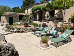 Maisons de vacances Le petit bastidon gite a Oppede avec piscine : photos des chambres