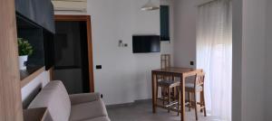 Monolocale settimo piano con garage privato Top floor studio with private garage