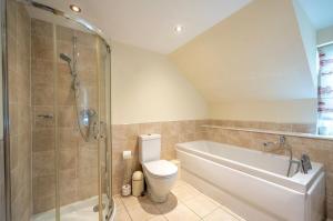 10mins to St Andrews and Dundee 5mins to Tentsmuir Forest and beach