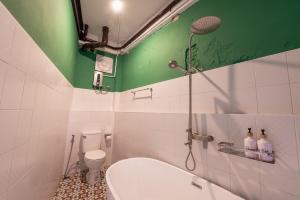 Sao Chingcha Near Khao San Road MRT 3 bathtub