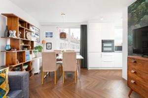 Stylish Apartment 400 m to the Beach, WiFi & Smart TV by Noclegi Renters