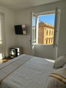 Zimmer mit Kingsize-Bett und Balkon