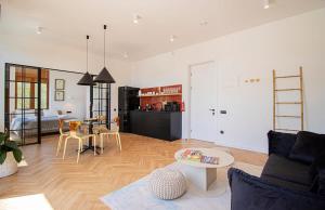 Chic 2BR Center Apt with View - By Wehost