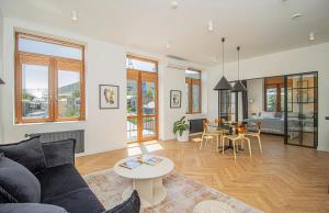 Chic 2BR Center Apt with View - By Wehost