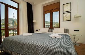 Chic 2BR Center Apt with View - By Wehost