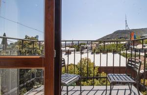 Chic 2BR Center Apt with View - By Wehost