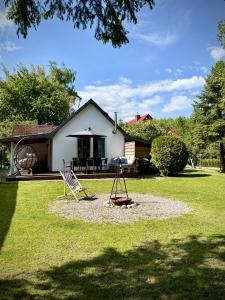 Biały domek nad jeziorem Selment