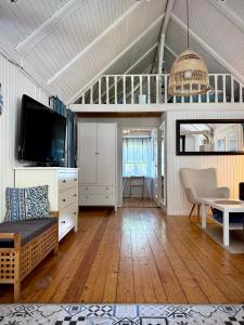 Biały domek nad jeziorem Selment