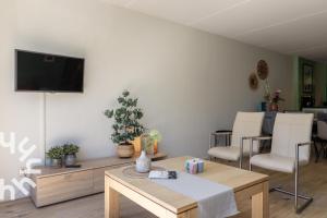 OV306 - Very nice and spacious 4 person apartment near Giethoorn on the water and private dock