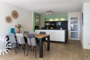OV306 - Very nice and spacious 4 person apartment near Giethoorn on the water and private dock
