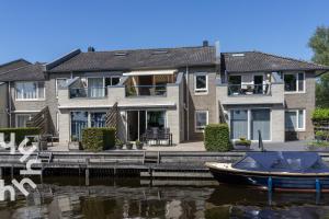 OV306 - Very nice and spacious 4 person apartment near Giethoorn on the water and private dock