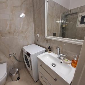 Skippers Urban Endeavor One bed lux central quiet smart cozy apart Athens