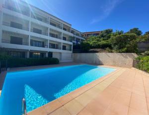 LA BAIE Studio cabine climatisé, vue mer, pour 4 personnes avec piscine sur la presquîle de Giens à Hyères