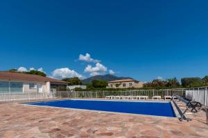 Prunete - Piscine - Vue mer