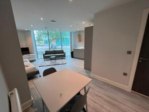 Cosy Studio with private entrance & Parking