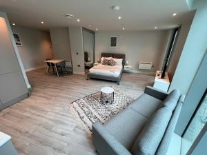 Cosy Studio with private entrance & Parking