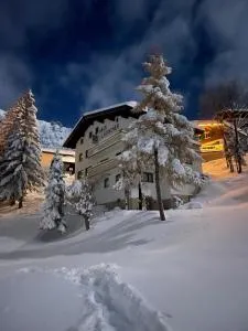 Arlberg Motel Ski-In & Ski-Out access to Austrias largest ski area