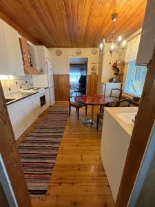 Yellow dream house - 3 min from highway, sauna, big private parking