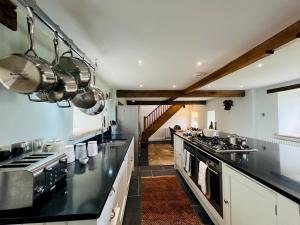 Pass the Keys Stunning 3-Bed Cottage Shepherd Hut Peak Views