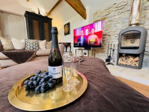 Pass the Keys Stunning 3-Bed Cottage Shepherd Hut Peak Views