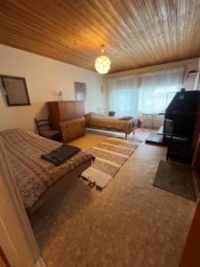 Yellow dream house - 3 min from highway, sauna, big private parking