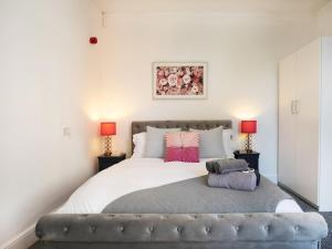 Pass the Keys Bright & Cosy Home with Garden Free Parking