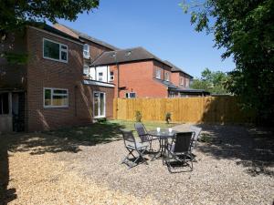 Pass the Keys Bright & Cosy Home with Garden Free Parking