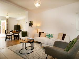 Pass the Keys Bright & Cosy Home with Garden Free Parking