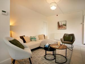 Pass the Keys Bright & Cosy Home with Garden Free Parking