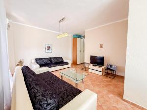 Violetas Apartment Golem